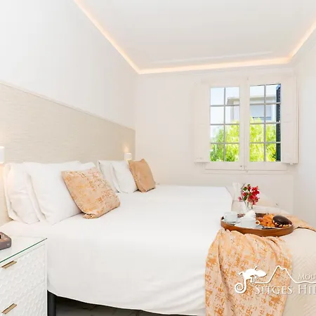 De Leones In Heart Of By And Town With A/c And Games