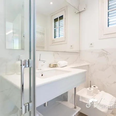 De Leones In Heart Of By And Town With A/c And Games Villa Sitges