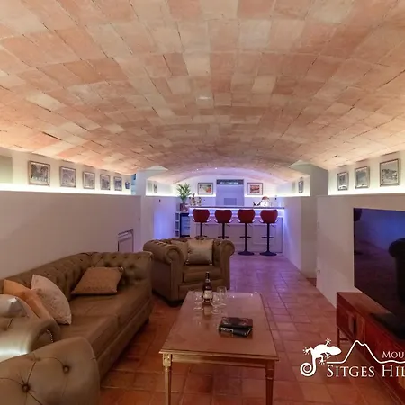 De Leones In Heart Of By And Town With A/c And Games Sitges