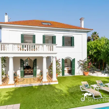 Villa De Leones In Heart Of By And Town With A/c And Games Sitges