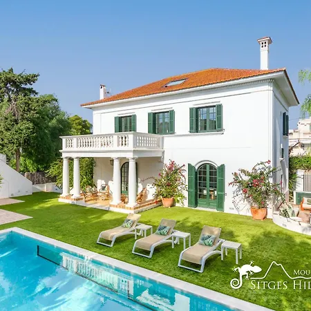 De Leones In Heart Of By And Town With A/c And Games Villa *