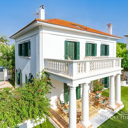 De Leones In Heart Of By And Town With A/c And Games Villa