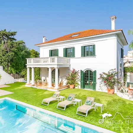 Villa De Leones In Heart Of By And Town With A/c And Games