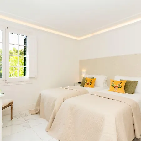 De Leones In Heart Of By And Town With Ac & Games Villa Sitges