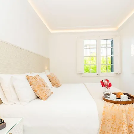 De Leones In Heart Of By And Town With Ac & Games Villa Sitges