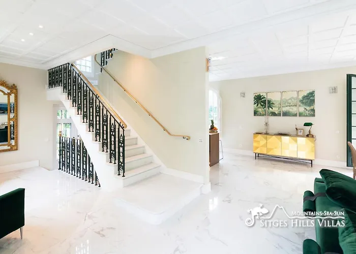 De Leones In Heart Of By And Town With A/c And Games Villa *