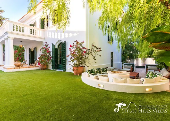 De Leones In Heart Of By And Town With A/c And Games Villa *