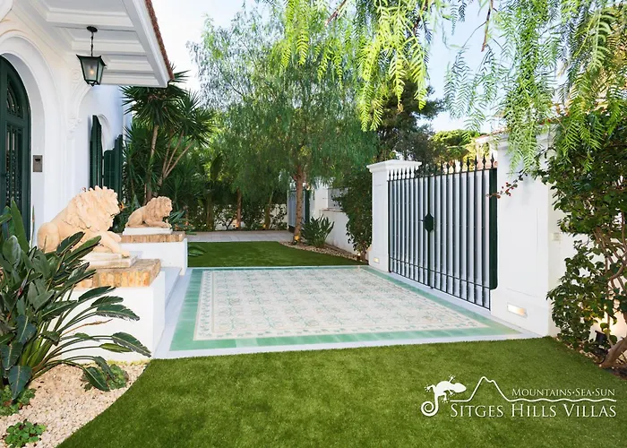 De Leones In Heart Of By And Town With A/c And Games Villa *