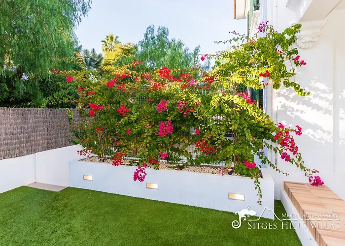 Villa De Leones In Heart Of By And Town With A/c And Games Sitges