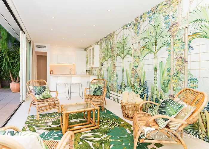 De Leones In Heart Of By And Town With A/c And Games Villa Sitges