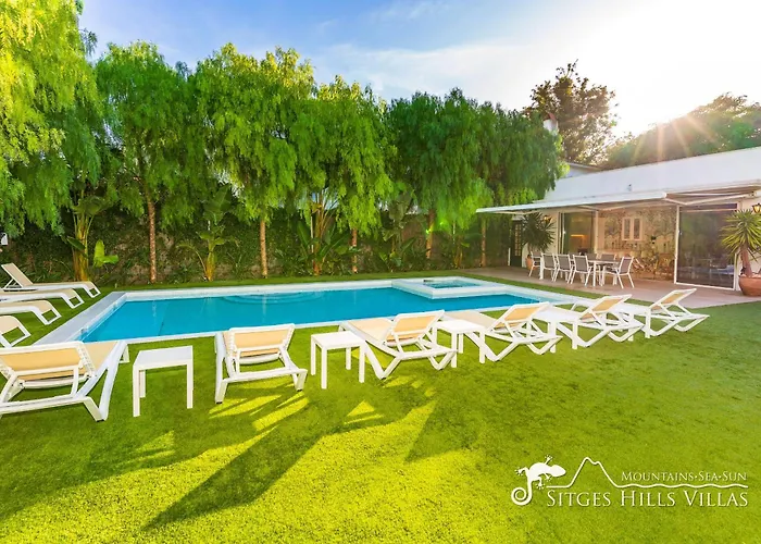 De Leones In Heart Of By And Town With A/c And Games Villa Sitges