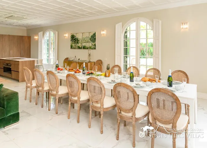 De Leones In Heart Of By And Town With A/c And Games Villa