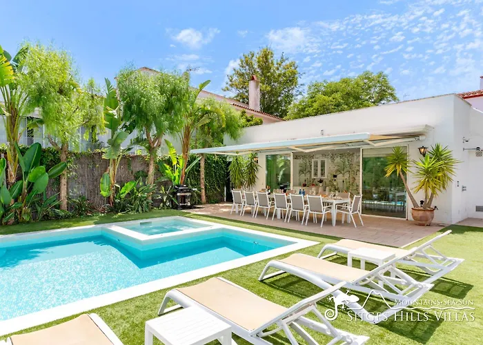 De Leones In Heart Of By And Town With A/c And Games Villa Sitges