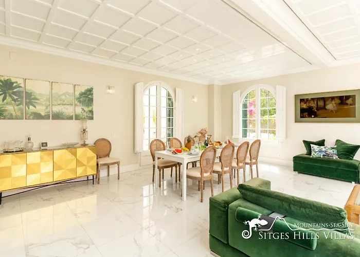 De Leones In Heart Of By And Town With A/c And Games Villa *