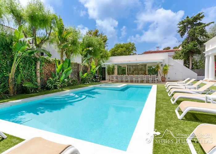 Villa De Leones In Heart Of By And Town With A/c And Games Sitges