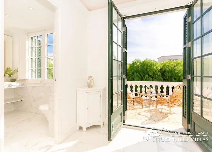 De Leones In Heart Of By And Town With A/c And Games Villa