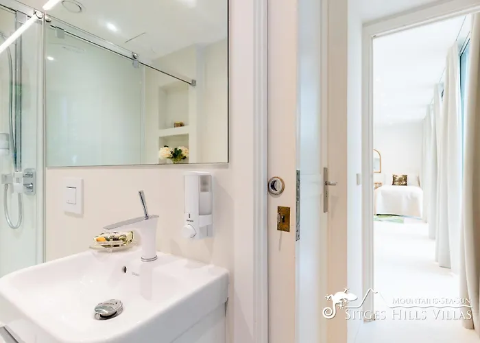 De Leones In Heart Of By And Town With A/c And Games Villa *