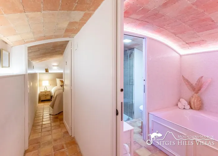 De Leones In Heart Of By And Town With A/c And Games Villa Sitges