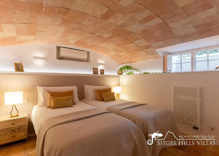 De Leones In Heart Of By And Town With A/c And Games Villa