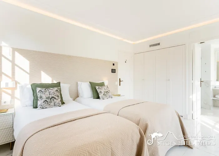 Villa De Leones In Heart Of By And Town With A/c And Games