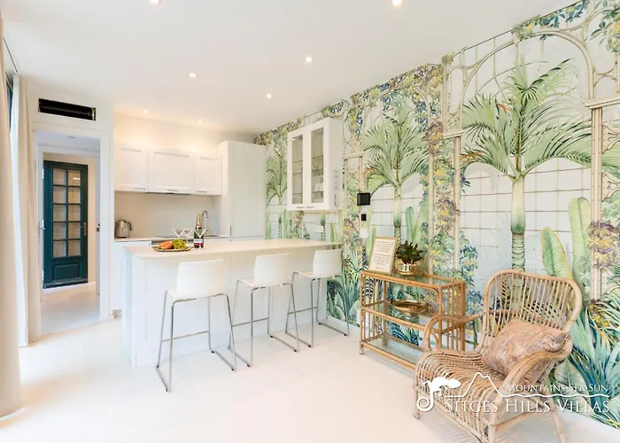 De Leones In Heart Of By And Town With A/c And Games Villa *