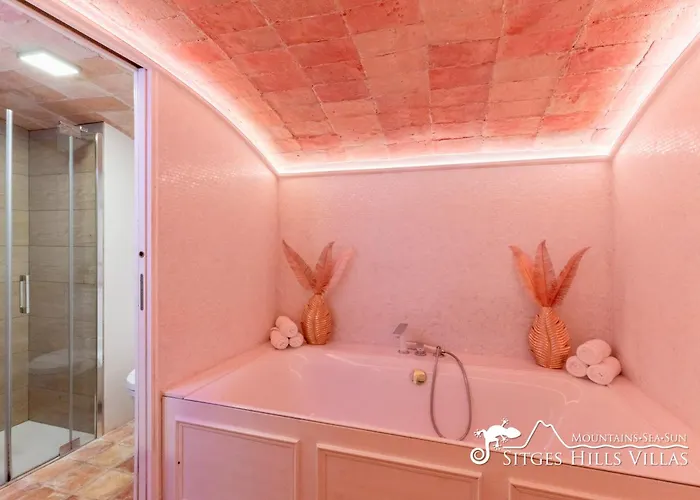 Villa De Leones In Heart Of By And Town With A/c And Games Sitges