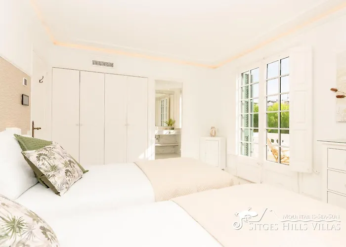 De Leones In Heart Of By And Town With A/c And Games Villa