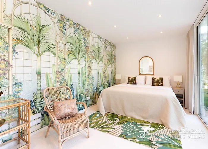 De Leones In Heart Of By And Town With A/c And Games Villa *