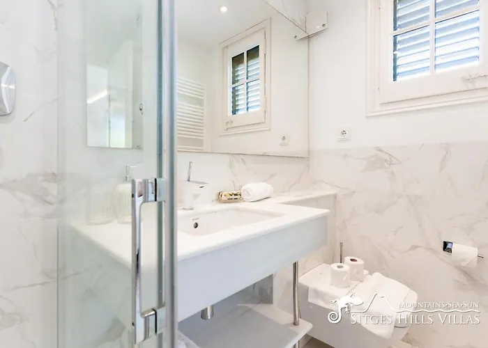 De Leones In Heart Of By And Town With A/c And Games Villa Sitges