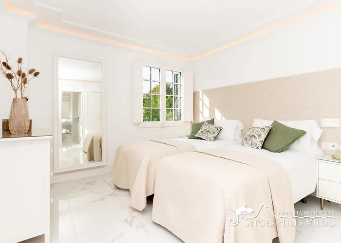 De Leones In Heart Of By And Town With A/c And Games Villa Sitges