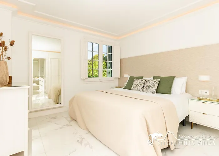 Villa De Leones In Heart Of By And Town With A/c And Games Sitges