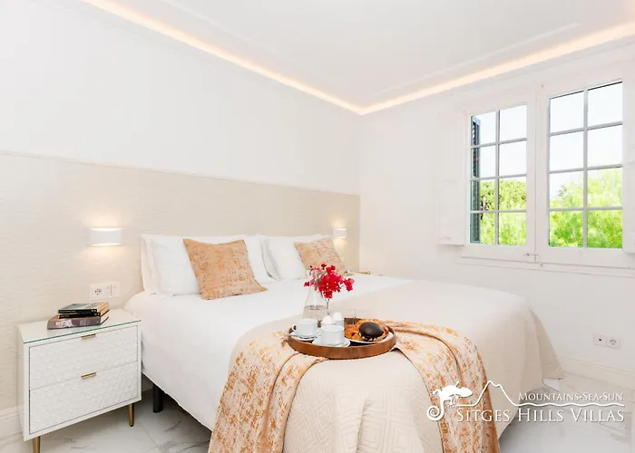 De Leones In Heart Of By And Town With A/c And Games Villa Sitges