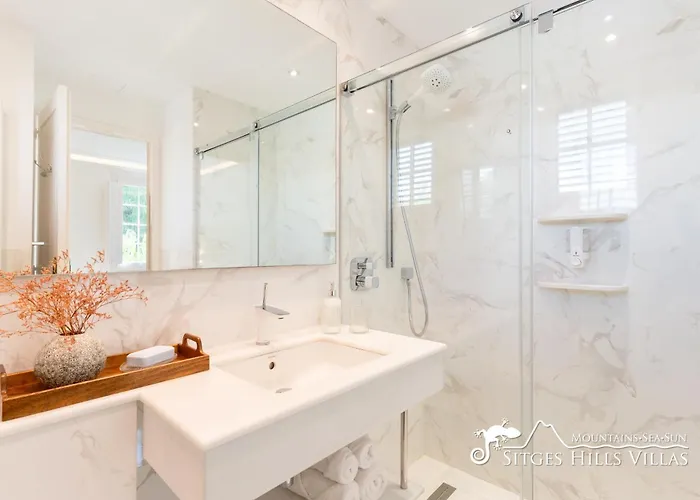 De Leones In Heart Of By And Town With A/c And Games Sitges