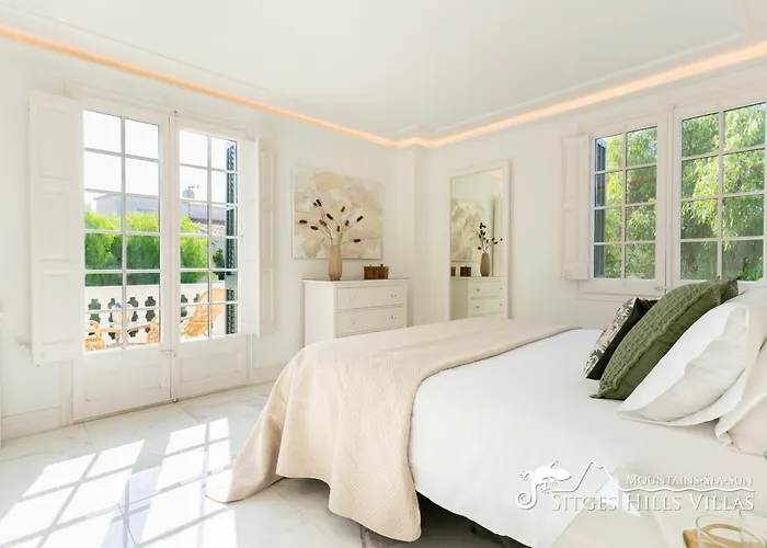 De Leones In Heart Of By And Town With A/c And Games