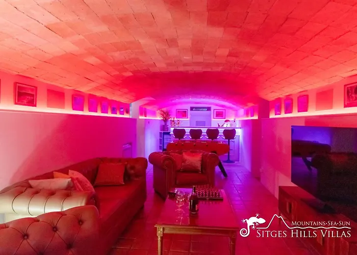 De Leones In Heart Of By And Town With A/c And Games Villa *