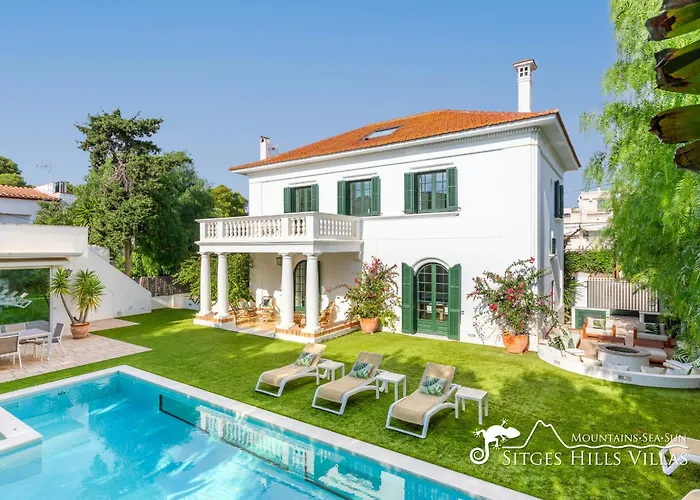 De Leones In Heart Of By And Town With A/c And Games Villa *