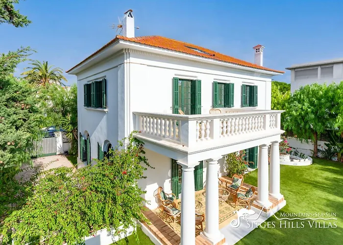 De Leones In Heart Of By And Town With A/c And Games Villa